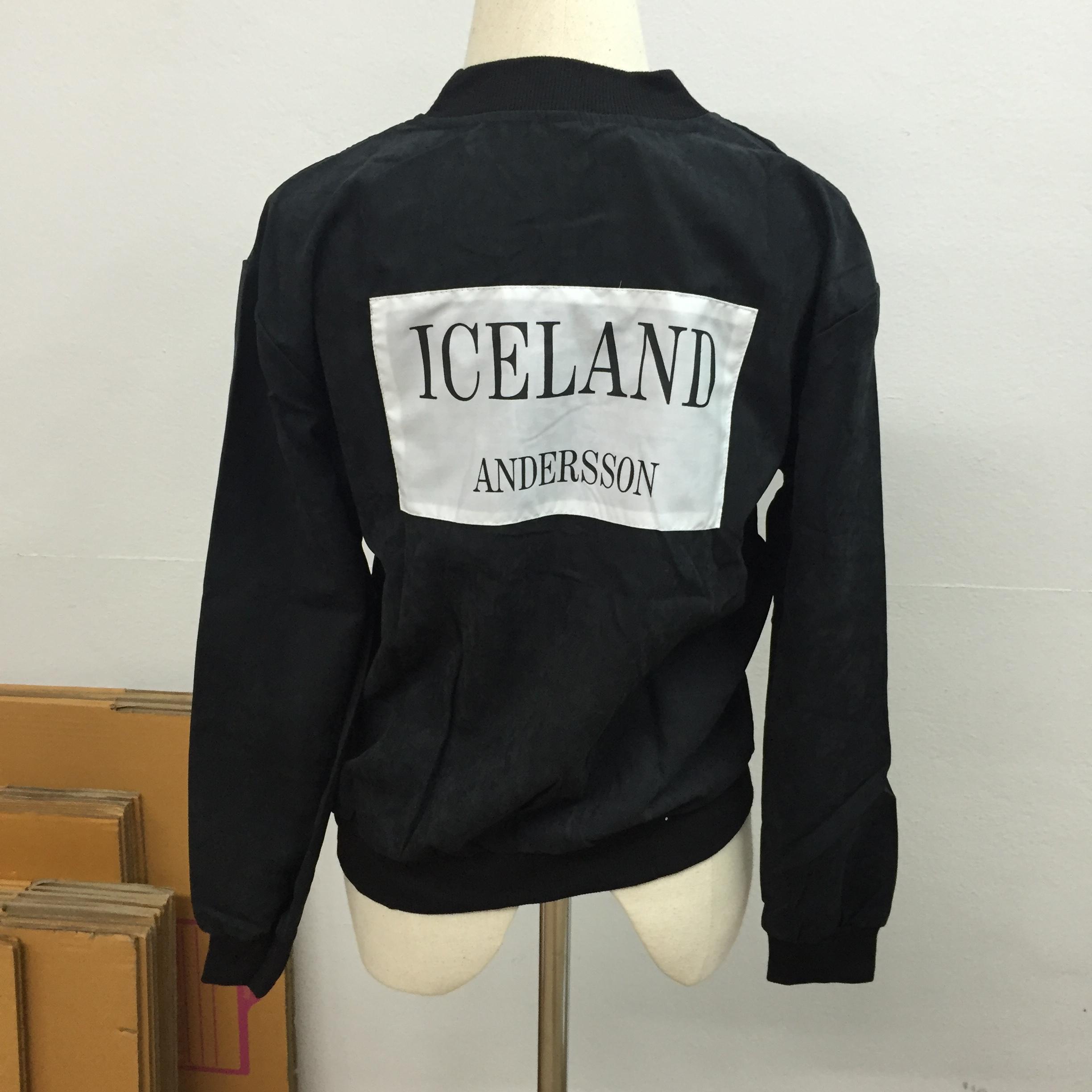 เสื้อคลุมเบสบอล เนื้อด้าน ไม่หนา ผ้ากันลมได้ดี แต่งลายด้านหลัง พร้อมส่ง