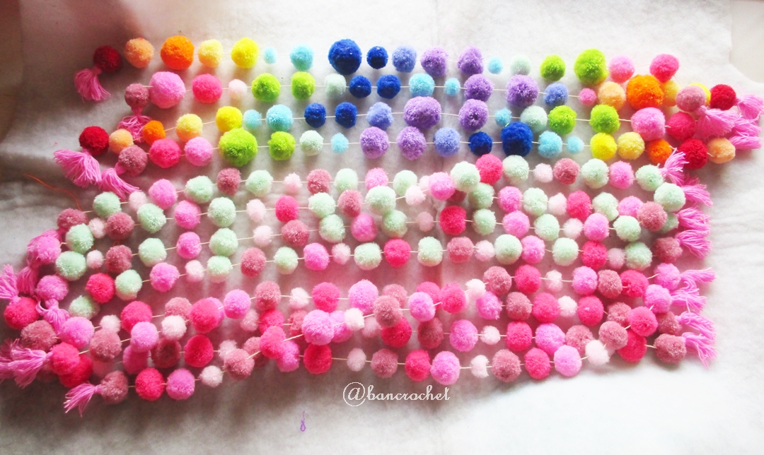 ปอมปอมร้อยสำหรับห้อยประตูหรือประดับตกแต่ง pompoms crochet
