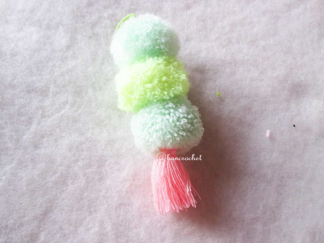 พวงกุญแจปอมปอม pompoms crochet keychain
