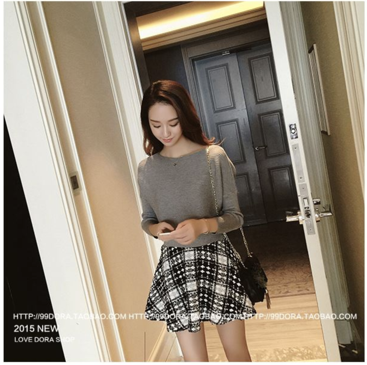 เสื้อแขนยาว ทรงสั้น คอปาด มีลายในตัว ผ้าไม่หนามากทิ้งตัว พร้อมส่ง