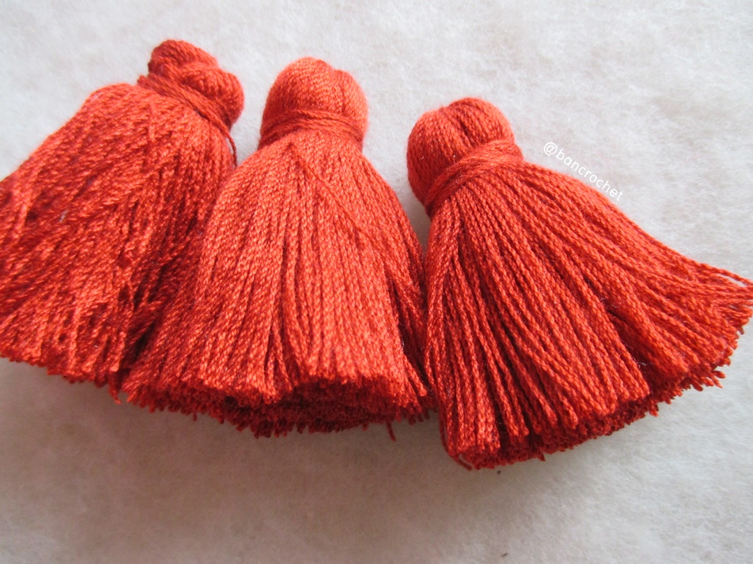 พู่แบบหนาฟู ขนาด 2 นิ้ว 4 ply tassel crochet acrylic yarn 4 ply แดงเข้ม 2 นิ้ว