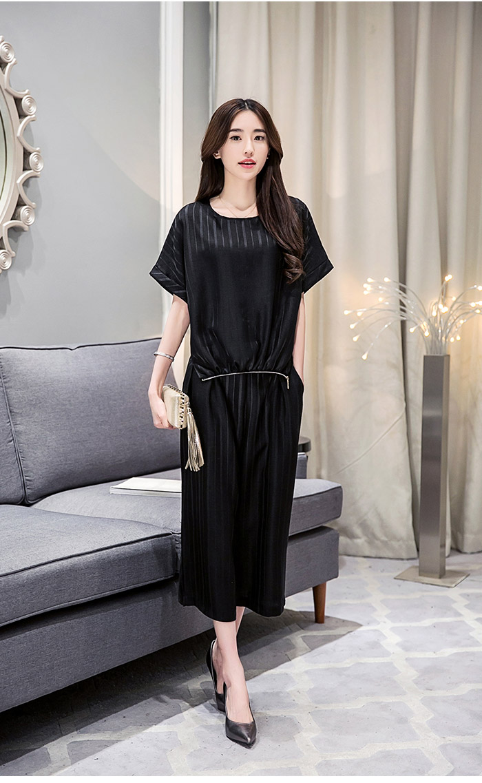 Set_bt1368 ชุดเซ็ท 2 ชิ้น(เสื้อ+กางเกง) เสื้อคอกลมแขนในตัว+กางเกงขายาวห้าส่วนเอวสม็อคหลังกระเป๋าข้าง ผ้าเนื้อดีลายริ้วสีดำ ตรงชายเสื้อด้านหน้ามีซิปรูดติดกับขอบกางเกงได้