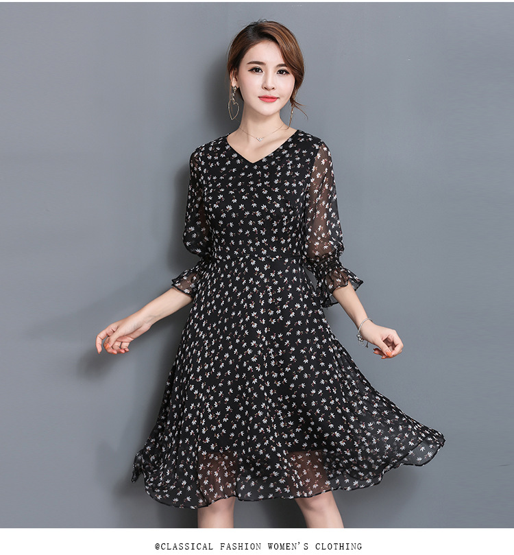 Dress4294 เดรสยาวทรงสวยลายดอกไม้เล็กๆ พื้นสีดำ แขนยาวสี่ส่วนแต่งระบาย คอวีใส่แล้วดูผอมเพรียว ซิปหลังใส่ง่าย เย็บติดซับในอย่างดีทั้งชุด ผ้าชีฟองเนื้อนุ่มมีน้ำหนักทิ้งตัว งานดีใส่สวยดูเรียบหรู งานสวยใส่ได้ทุกโอกาส