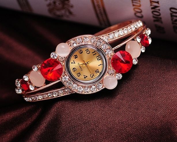 นาฬิกาข้อมือ นาฬิกาผู้หญิง แบบ กำไลข้อมือ ติด พลอย คริสตัล ออสเตเรีย สีสวย นาฬิกา แบบหรูหรา แต่ง เพชร พลอย ทับทิม ไพลิน สวยหรู มีระดับ 428773