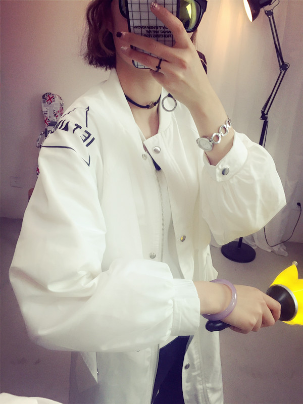 เสื้อคลุมสไตล์เกาหลี ทรงยาว ผ้าร่มเนื้อบางบุซับในช่วงอก แต่สกรีนลายจามจุดต่างๆ ดีเทลช่วงหลังเก๋ๆ พร้อมส่ง