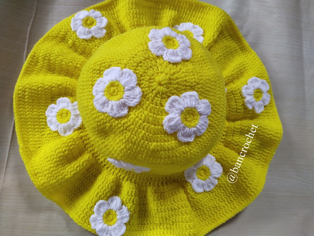 Bancrochet หมวกถักโครเชต์สีเหลืองสดใสประดับดอกไม้ crochet hat เหลือง