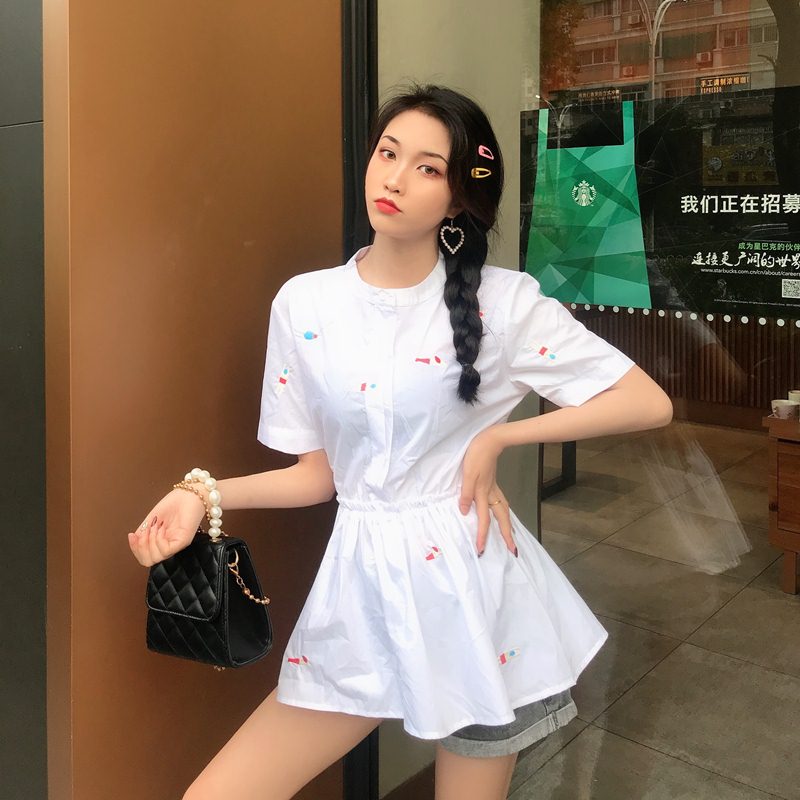 Blouse3782 เสื้อเชิ้ตคอจีนตัวยาวสีขาว เอวสม็อค ผ้าคอตตอนเนื้อดีปักลายน่ารัก ดีไซน์เก๋ๆ แมทช์กับอะไรก็เข้า