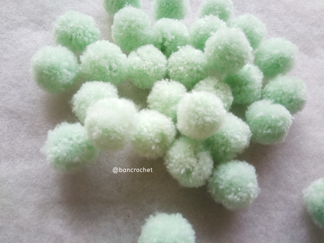 ปอมปอมไหมพรม ขนาด 2.5-3 ซม pom poms crochet เขียวอ่อน 2.5-3ซม.