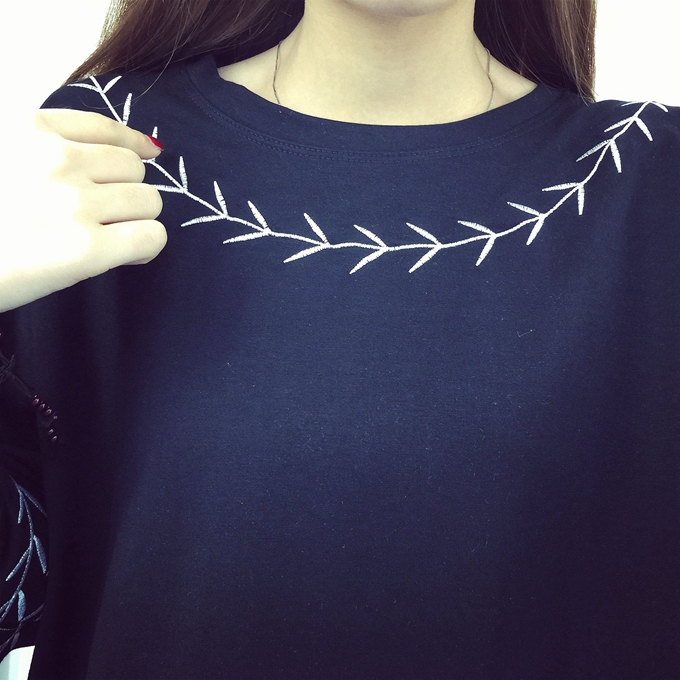 เสื้อแฟชั่น แต่งลายปัก แขน 4 ส่วน สไตส์เกาหลี ผ้าดี พร้อมส่ง same pic