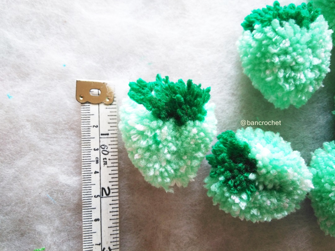 ปอมปอมสตรอเบอรี่ Pompoms strawberry สีเขียวมิ้นท์ 2 นิ้ว