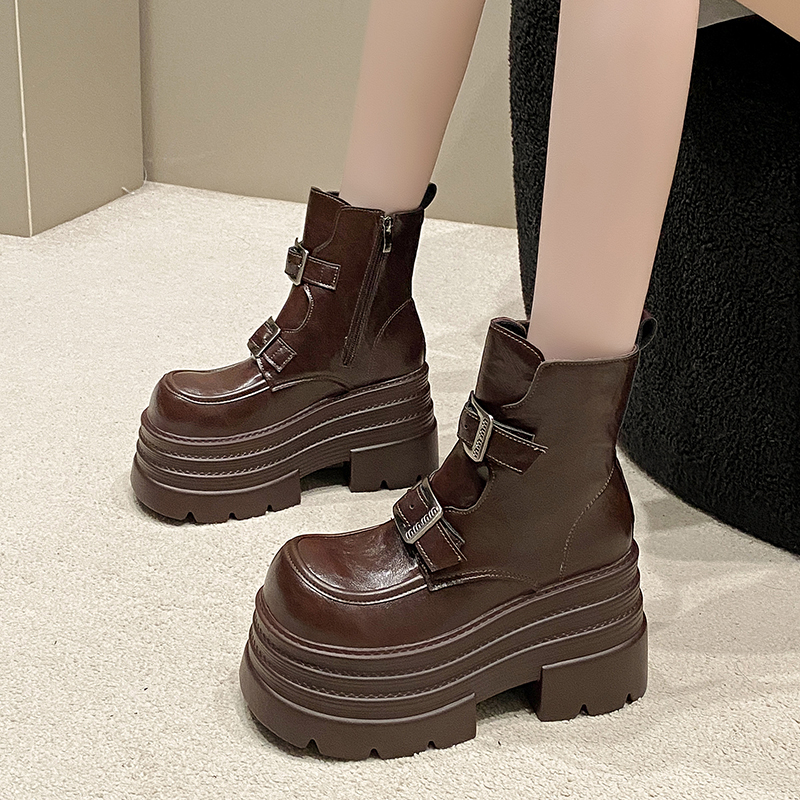 รองเท้าผ้าใบเสริมส้นสูง ไซต์35-39 สนใจทักแชท ฟรีค่าส่ง!