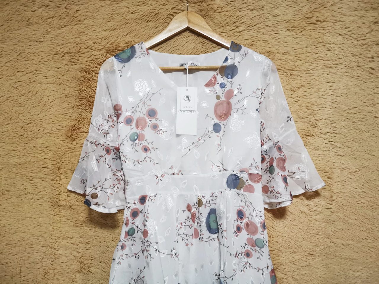 Dress4396 เดรสยาวลายดอกไม้พื้นสีขาว แขนสามส่วนระบาย ซิปข้างใส่ง่าย มีซับในอย่างดีทั้งชุด ทรงคอวีใส่แล้วดูเพรียว