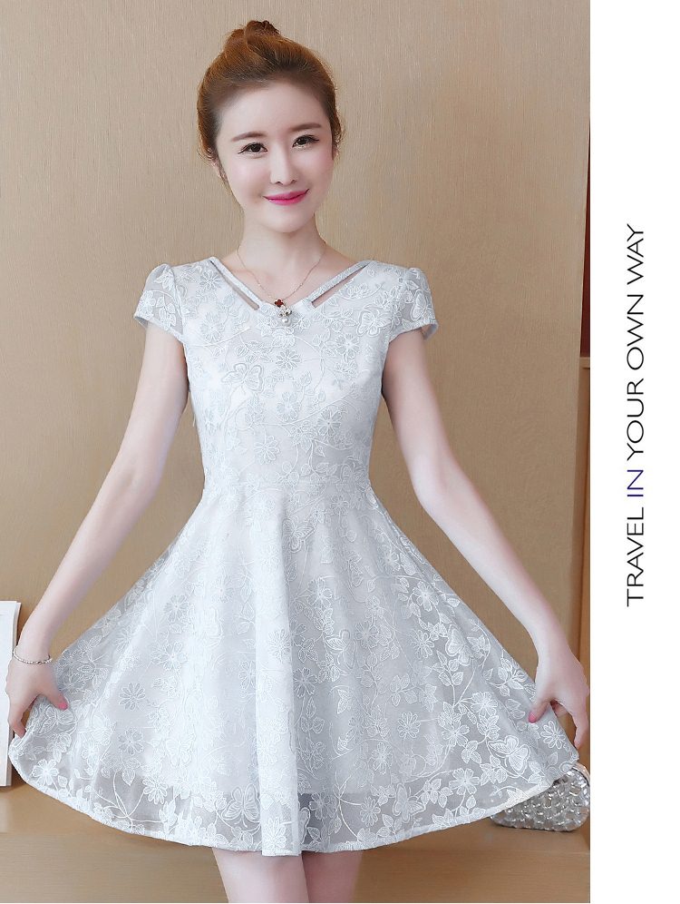 Dress4451 เดรสลายดอกไม้สีขาวมี Texture ในตัว พร้อมเข็มกลัดมุกอย่างดี ซิปข้างใส่ง่าย มีซับในทั้งชุด ผ้าไมโครเนื้อดีประดับด้วยกลิตเตอร์สวยหรู งานดีทรงดีเกรดพรีเมียม ดีเทลดีงามดูแพงสุด ใส่ทำงาน/ใส่ออกงานได้