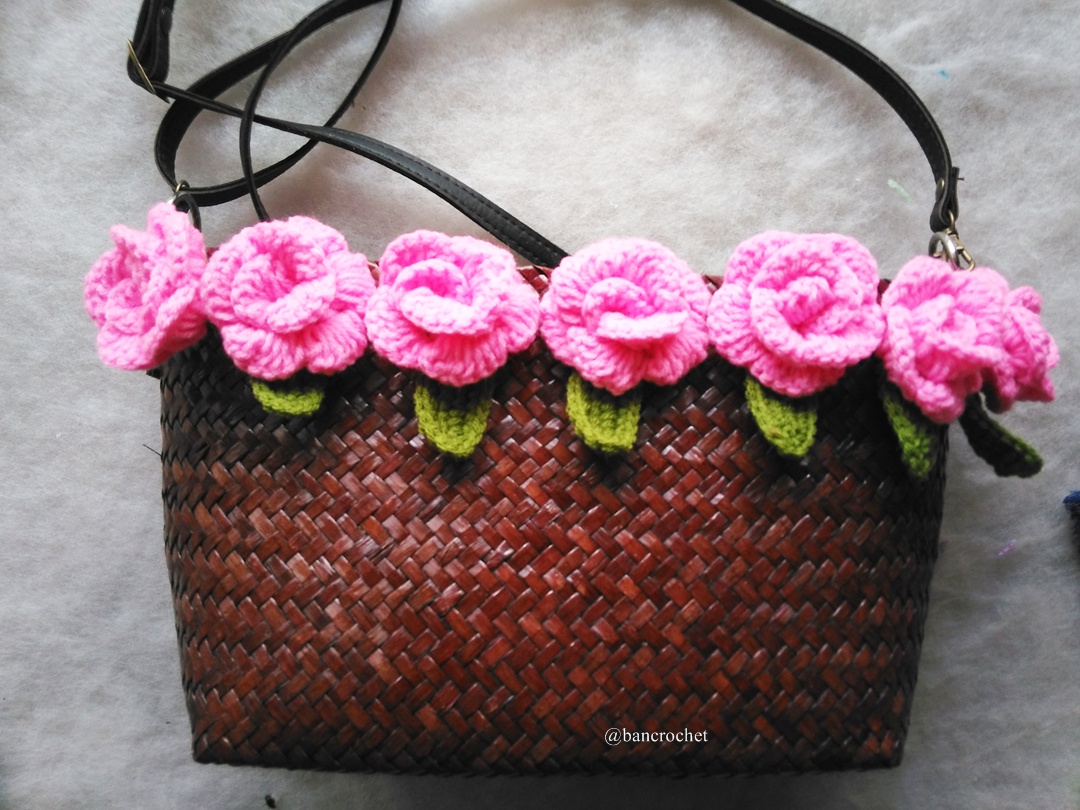 กระเป๋ากระจูดสาน ประดับดอกไม้ ขนาด ขนาด 6*9 นิ้ว basket weave bags ธรรมชาติ