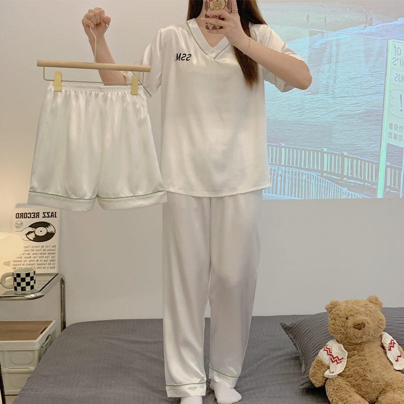 ชุดนอนผู้หญิง
