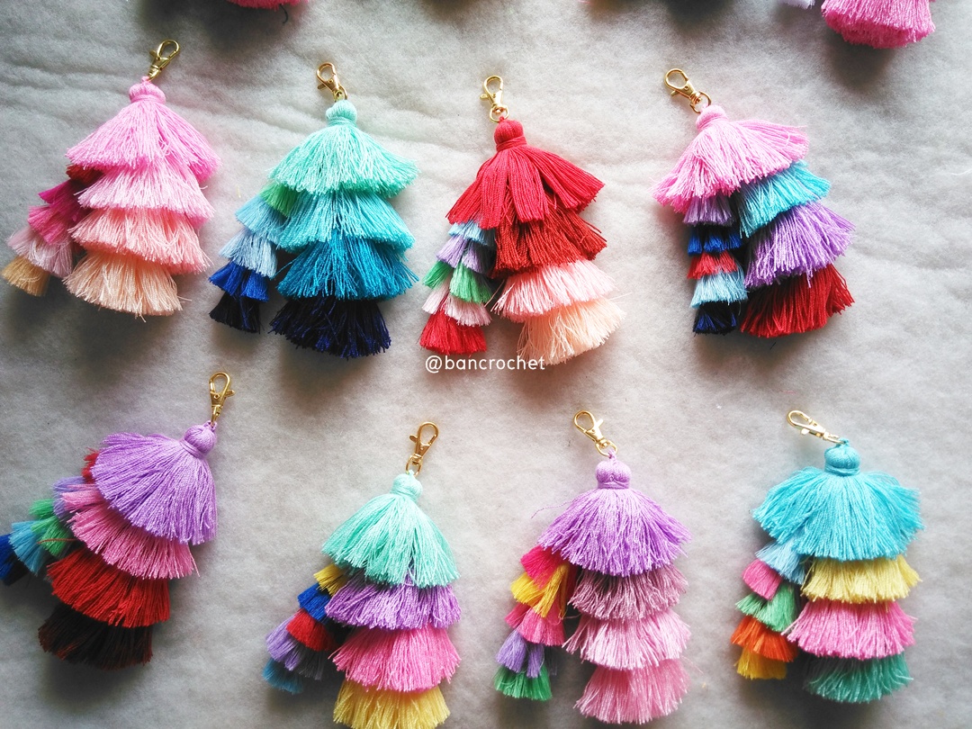 Bancrochet พวงกุญแจพู่ห้อยกระเป๋า tassels pompoms keychains (เฉพาะขายส่ง อันละ 100 บาท สั่ง 12 ชิ้นขึ้นไป only wholesale) หลากสี 5.5-6นิ้ว