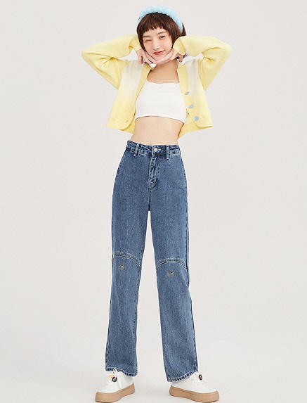 สาวตัวเล็กแต่งตัวน่ารักใส่เสื้อตัวสั้นพร้อมเสื้อคลุมสีเหลืองคู่กับกางเกงยีนส์ขายาวสวมรองเท้าผ้าใบพื้นหนา