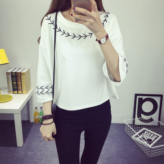 เสื้อแฟชั่น แต่งลายปัก แขน 4 ส่วน สไตส์เกาหลี ผ้าดี พร้อมส่ง same pic