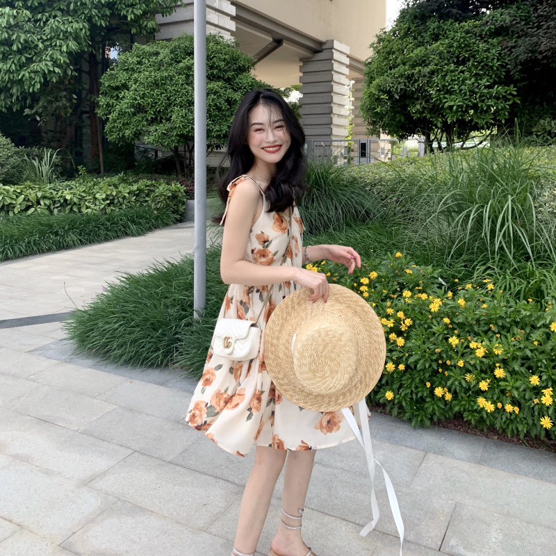 Dress4651 เดรสสายเดี่ยวลายดอกไม้โทนสีน้ำตาลครีม ดีเทลตีเกล็ดช่วงอกแต่งกระดุม ซิปข้างใส่ง่าย มีซับในอย่างดีทั้งชุด สายบ่าผูกปรับความยาวได้ ผ้าชีฟองเกรดพรีเมียมมีน้ำหนักทิ้งตัว ผ้าสวยเนื้อดีไม่บาง ใส่เดี่ยวใส่เที่ยวทเะลหรือแมทช์กับเสื้อเก๋ๆ