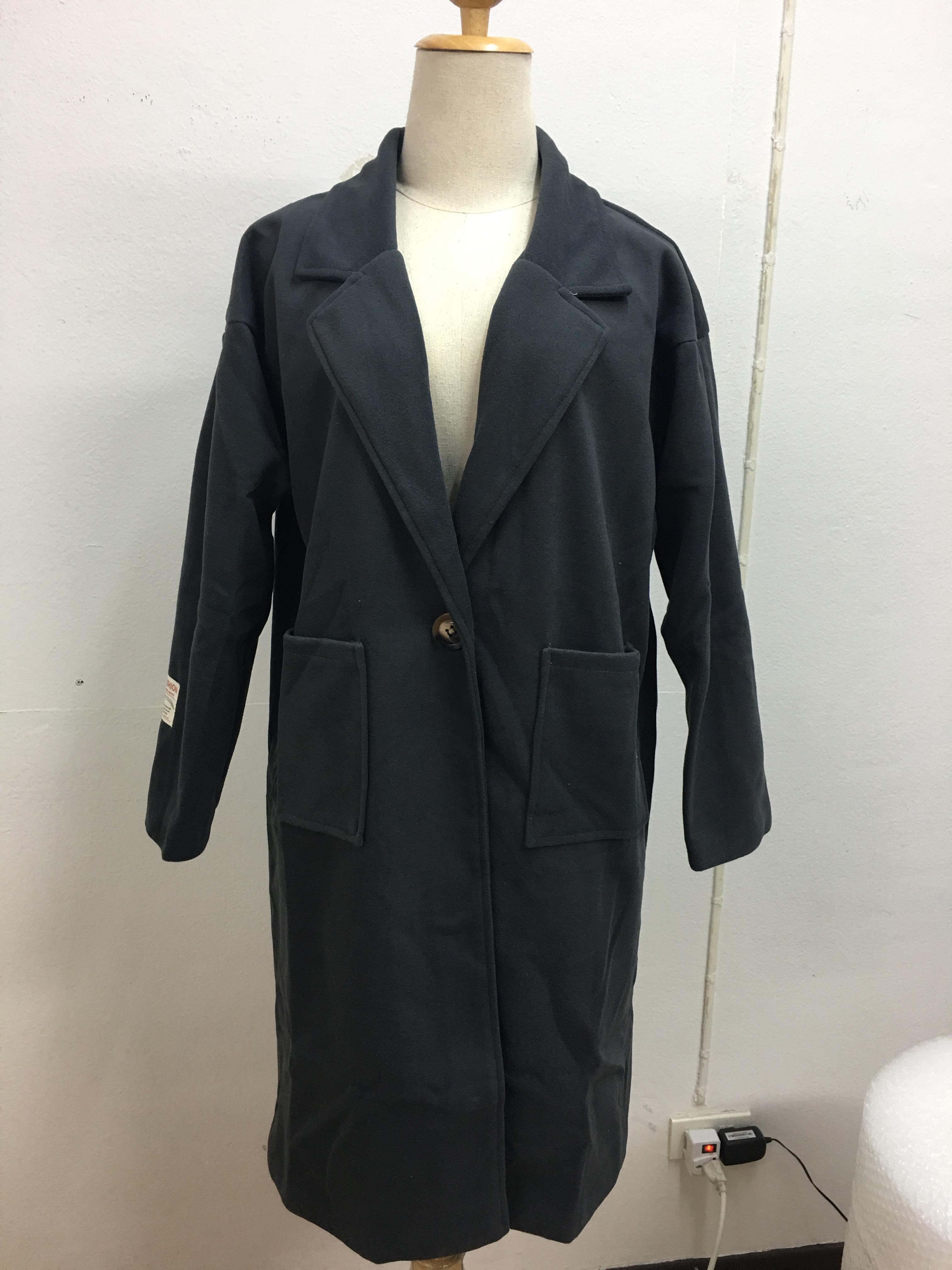 เสื้อโค้ททรงสวย แบบผู้ดี ผ้าวูลผสม เนื้อไม่หนา ทรงแข็ง บุซับในกันลม จะใส่คลุม หรือใส่เป็นเสื้อโค้ทปกติก็เก๋ค่า งานโอเคเลยน้ารุ่นนี้ พร้อมส่งจ้า สีน้ำตาล,สีเทา