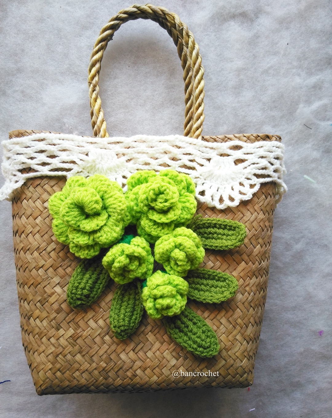 กระเป๋ากระจูดสาน ประดับดอกไม้ ขนาด 7*7*3.5*9.5 นิ้ว basket weave bags ธรรมชาติ 7*7*3.5*9.5 นิ้ว