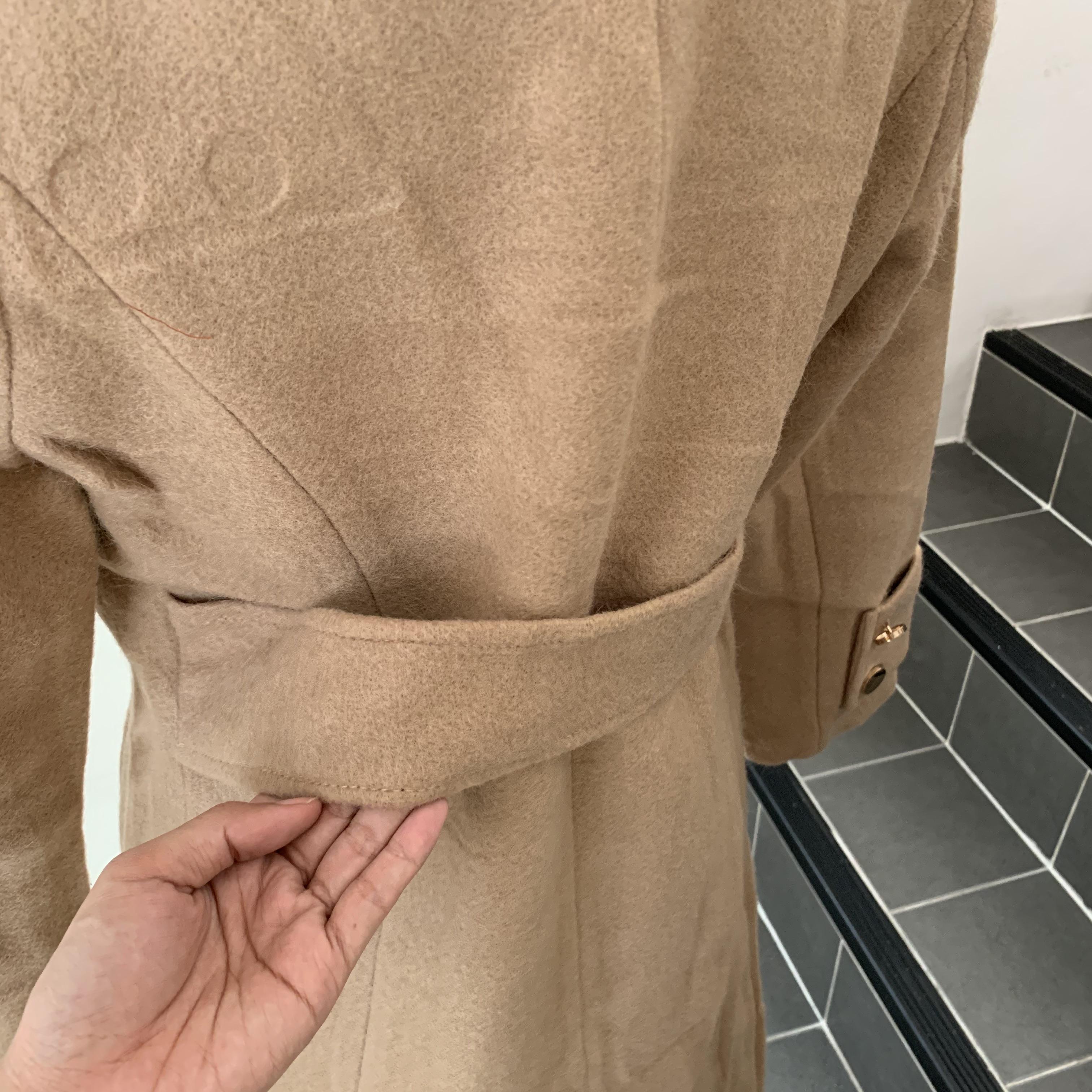 โอเวอร์โค้ท overcoat สไตล์ยุโรป กระดุมทอง แบบแขนเต่อ คาดหลัง ใส่ง่ายเข้ากับทุกชุด กันหนาวได้ดี พร้อมส่ง สีน้ำตาลอ่อน