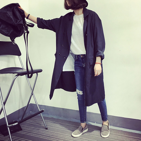 เสื้อคลุมสไตล์เกาหลี ทรงยาว ผ้าเนื้อด้าน ไม่หนา ใส่คลุมกำลังดี เท่ๆ พร้อมส่งเลยจ้า สีกรมท่า