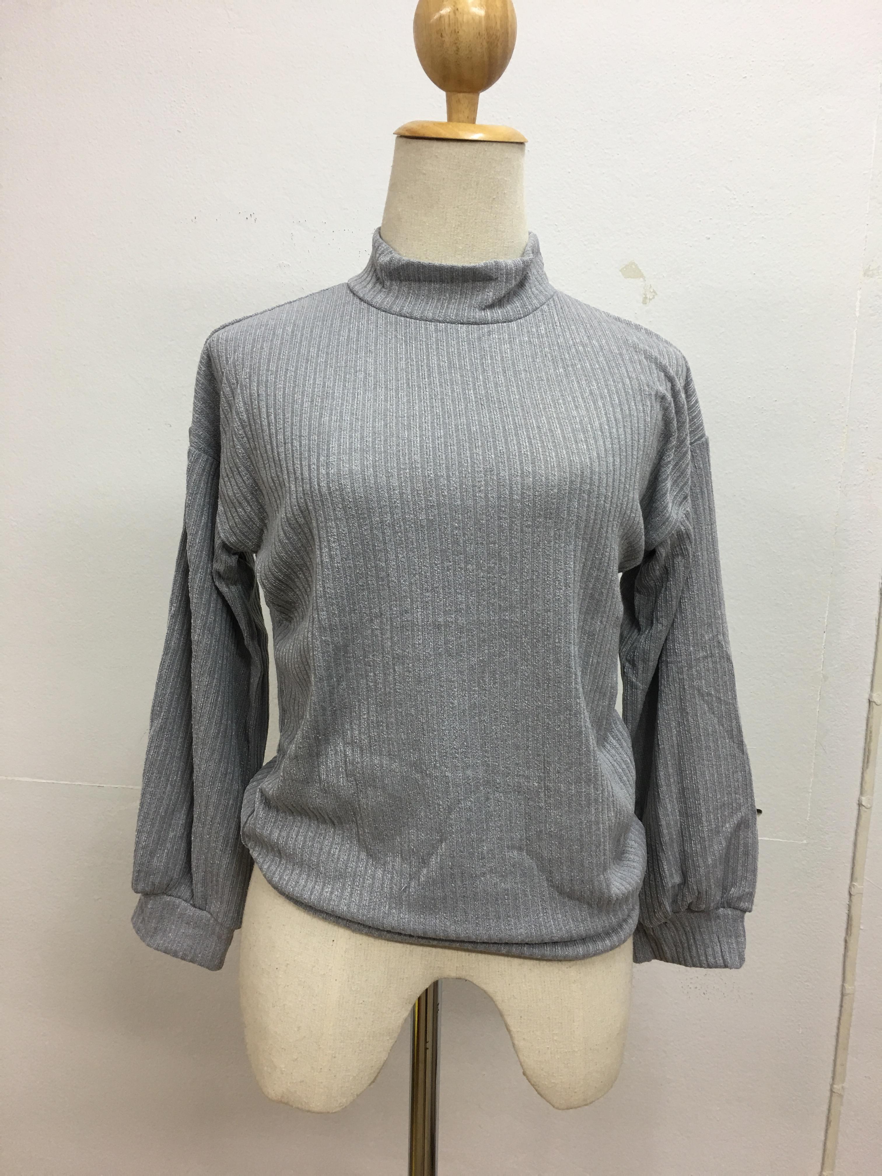 เสื้อแขนยาวคอตั้ง สีขาว ทรงสวย ผ้าไม่หนา มีลายในตัว พร้อมส่ง