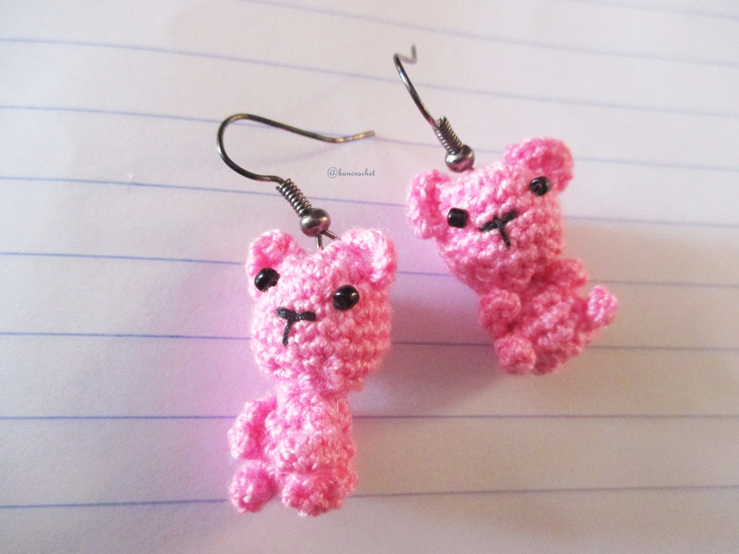 ต่างหูถัก รูปหมีชมพู ขนาด 1.5 นิ้ว mimi bear amigurumi earrings crochet 1.5 inches