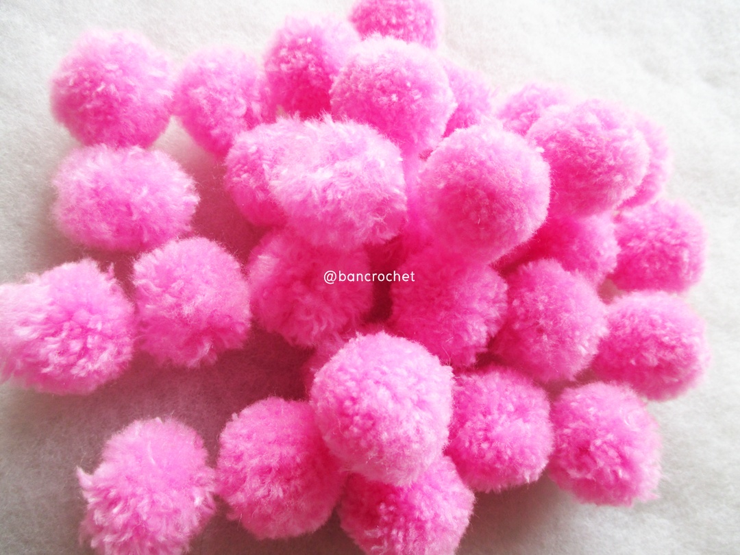 ปอมปอมไหมพรม ขนาด 2.5-3 ซม pom poms crochet ชมพูเข้ม 2.5-3 ซม.