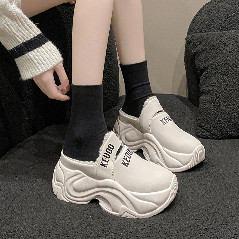 รองเท้าผ้าใบเสริมส้นสูง ไซต์35-39 สนใจทักแชท ฟรีค่าส่ง!