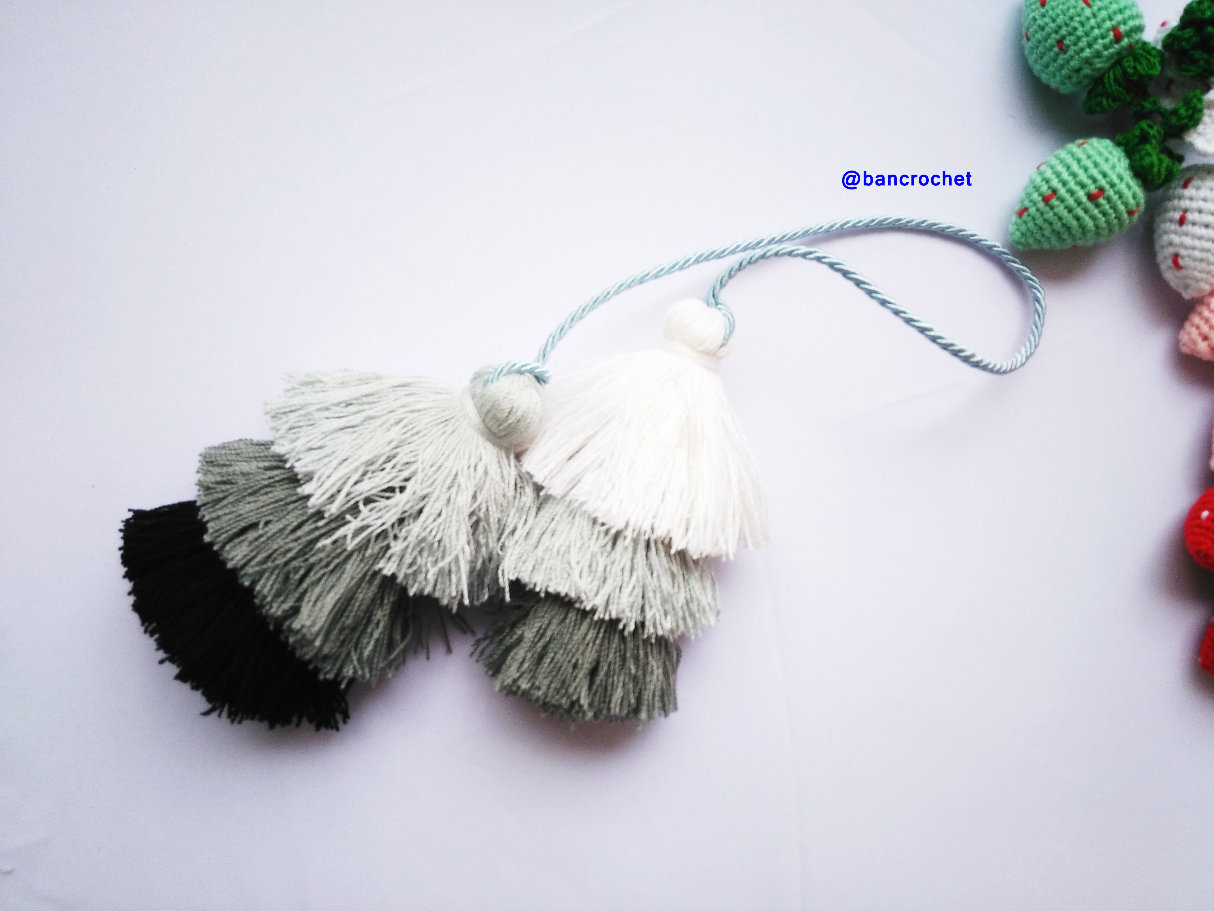 Bancrochet พู่ห้อยกระเป๋า/ที่ห้อยกระเป๋าแฮนด์เมด Tassels keychain hanging for bags หลากสี 4 นิ้ว