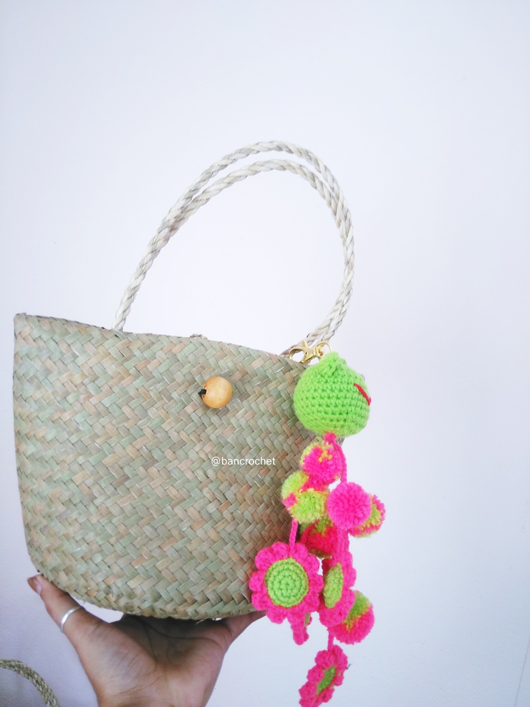 Bancrochet กระเป๋าสานกระจูดห้อยพวงกุญแจ grajood basket weave bags คละสี 7*10*7*12 นิ้ว