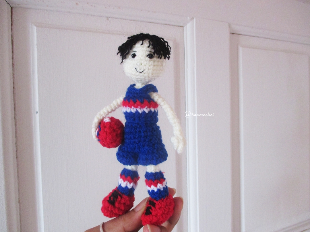 ตุ๊กตาถักนักรักบี้ ขนาด 5 นิ้ว rugby doll amigurumi crochet 5 inches