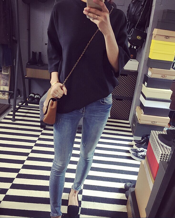 เสื้อแฟชั่น สีดำ ทรงไหล่ตก สไตล์เกาหลี ผ้าดีเนื้อละเอียดมาก เก๋ๆ พร้อมส่งน้า