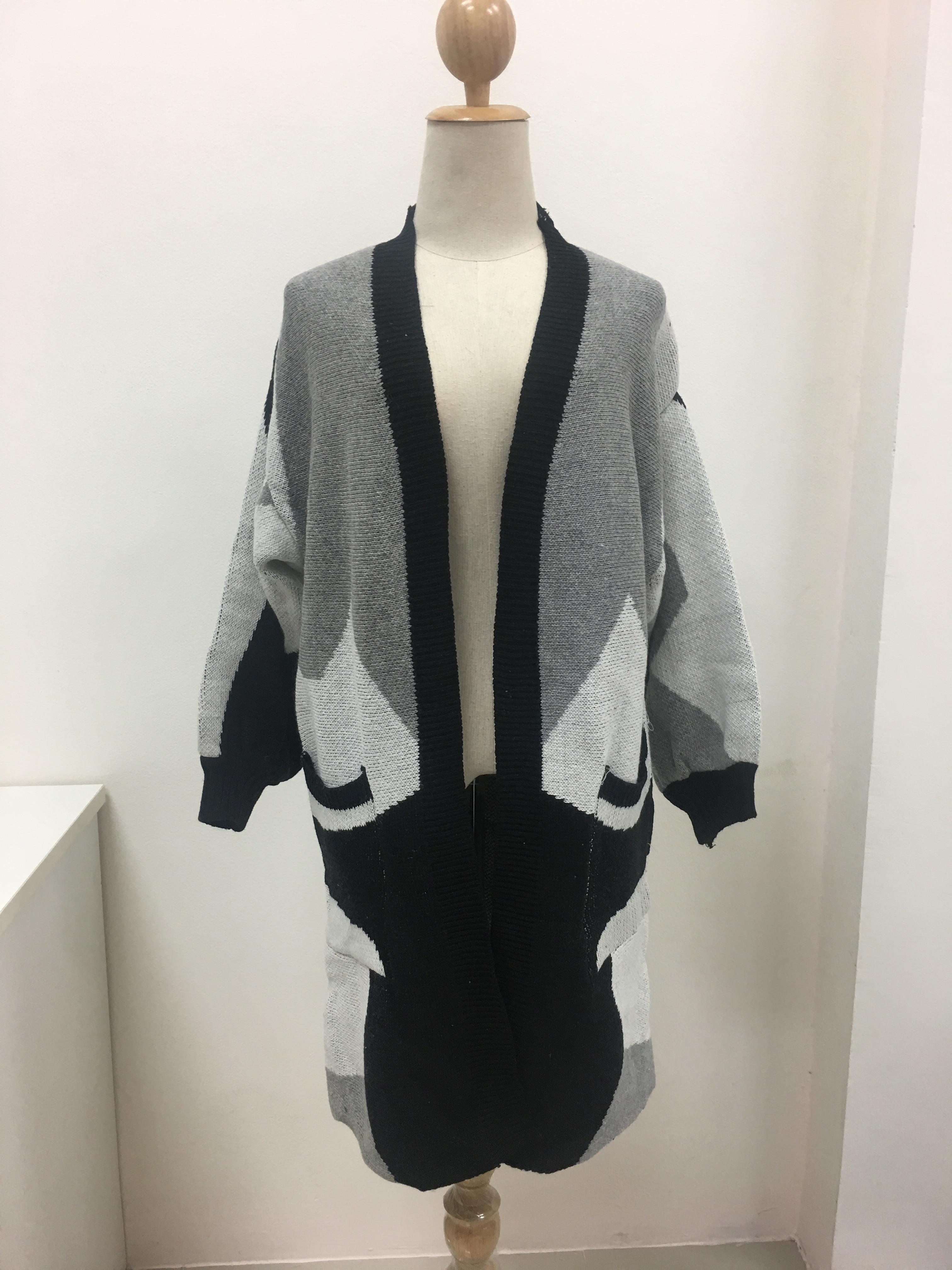 เสื้อคลุมกันหนาว ยาว 34 นิ้ว ไหมพรม ทอลายขาวดำ เก๋ๆ