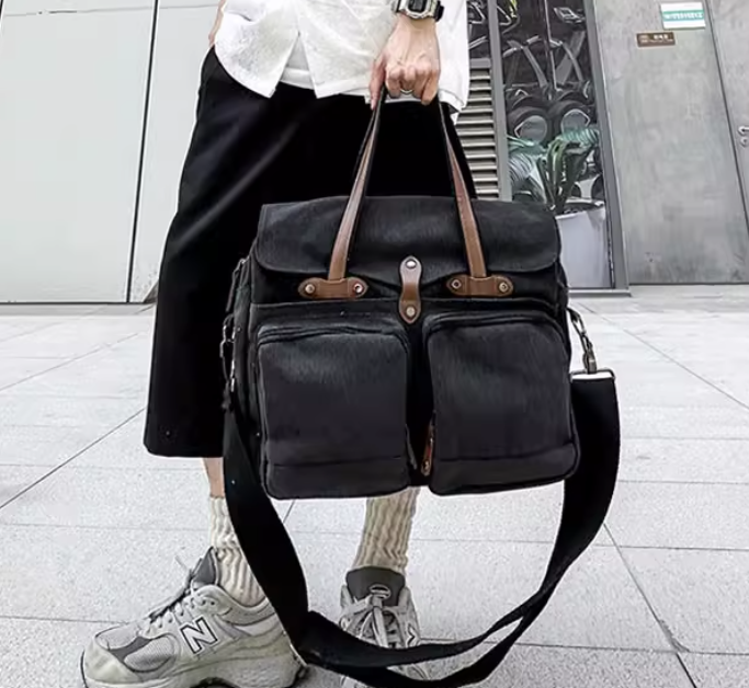 กระเป๋าสะพายผ้าแคนวาส ผู้ชาย แบบวัยรุ่น ดีไซน์เท่ มีสไตล์ มาพร้อมสายสะพาย และ หูหิ้ว ดีไซน์เก๋ 717836