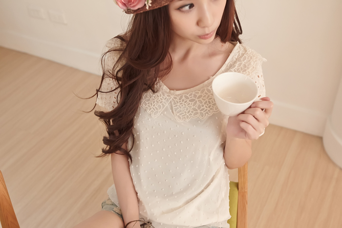 เสื้อแฟชั่น แต่งลายน่ารักหวานๆ มีซับใน พร้อมส่ง ขาวครีม