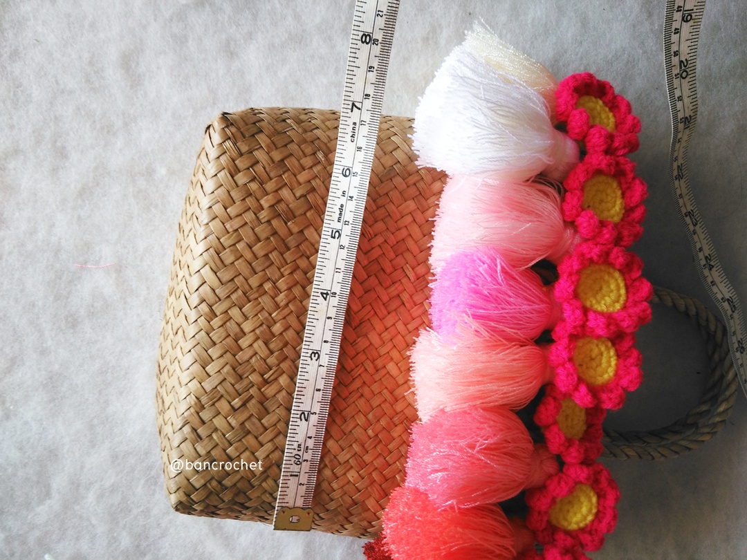 bancrochet กระเป๋ากระจูดสาน ประดับพู่และดอกทานตะวัน ขนาด 7*7*3.5*9.5 นิ้ว basket weave bags ธรรมชาติ 7*7*3.5*9.5 นิ้ว