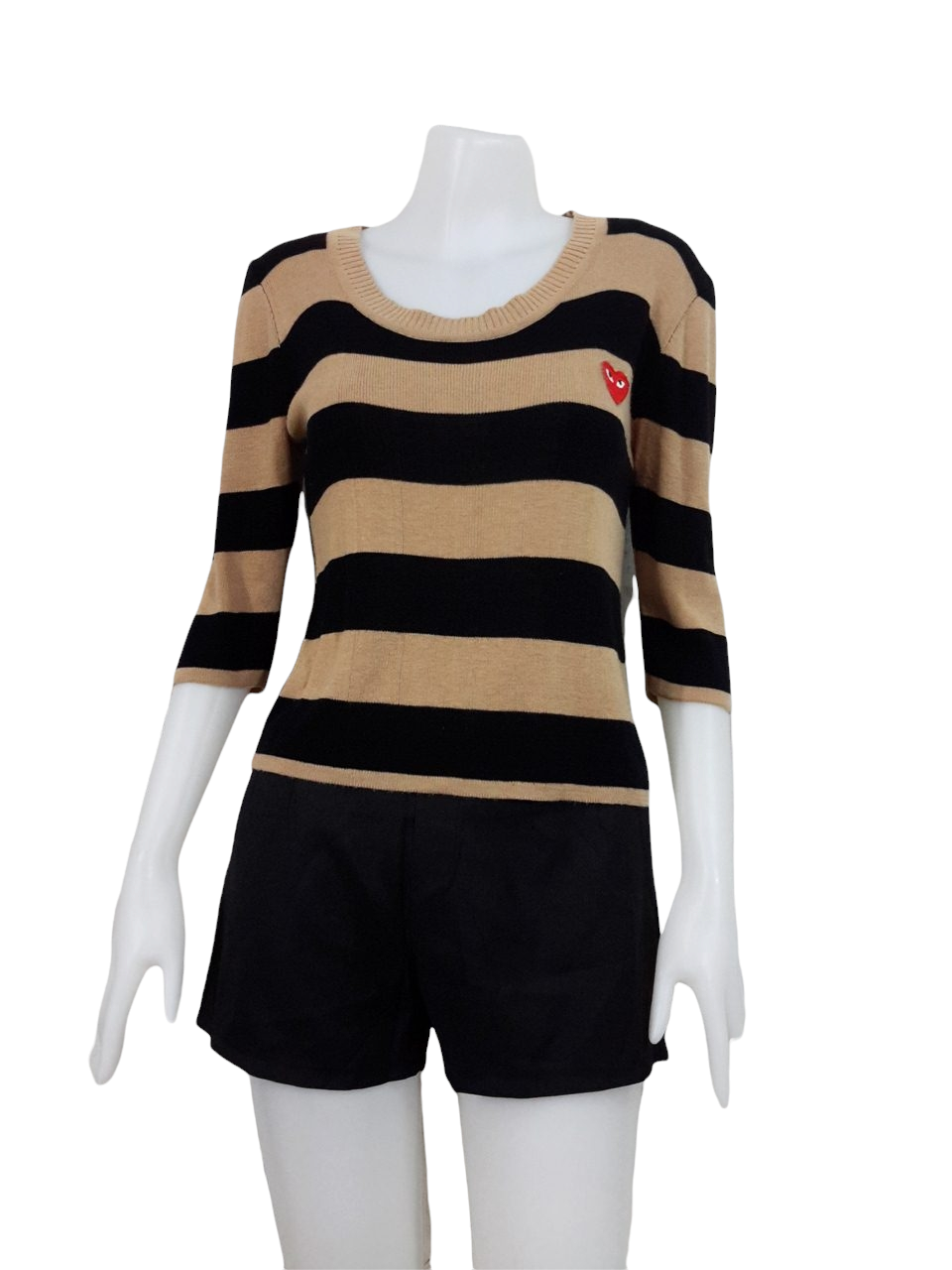 Blouse3548 2nd hand clothes เสื้อไหมพรม(เนื้อหนาปานกลางมีน้ำหนัก) แขนยาวสี่ส่วน คอกลม อกปักลายเพลย์ ลายทางโทนสีน้ำตาลดำ