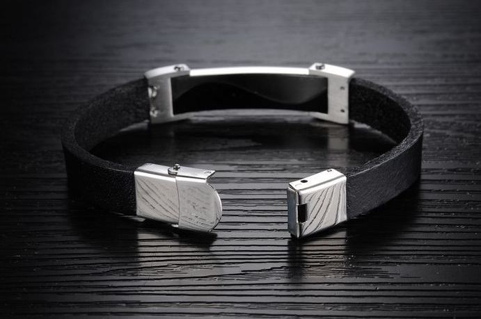 สร้อยข้อมือผู้ชาย กำไลข้อมือผู้ชาย หนังแท้ สีดำ ดีไซน์ เรียบหรู คลาสสิค ออกแบบเป็น เส้น Curve Stainless ผสมผสาน กับหนัง สีดำ no 811454