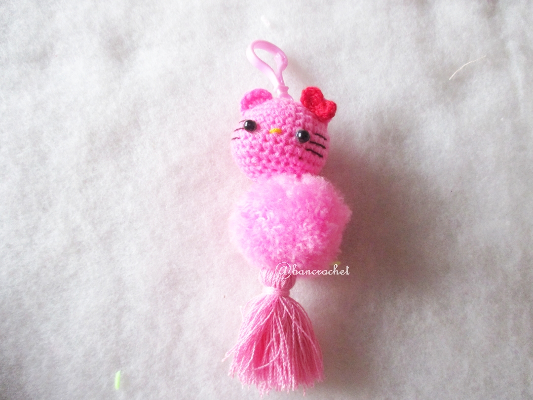 พวงกุญแจปอมปอมคิตตี้ pompoms kitty crochet keychain