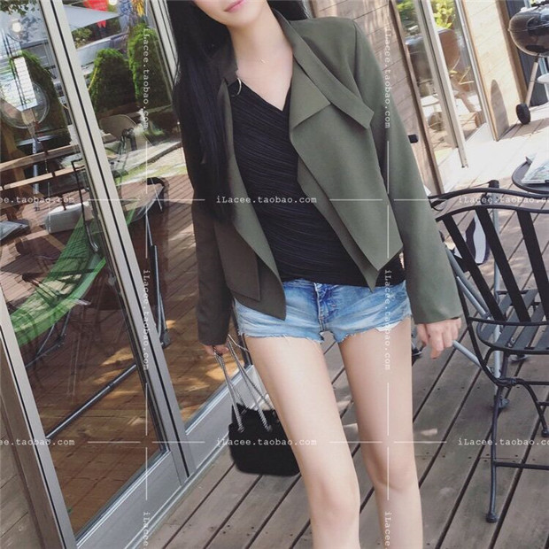 เสื้อคลุมตัวสั้น แต่งปก 2 ชั้น ทรงสวย สีเขียวทหาร ผ้าเนื้อดี ทิ้งตัว ไม่หนามาก ใส่คลุมกำลังดี เท่ๆ สีเขียวทหาร