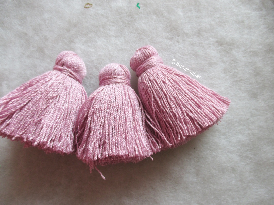 พู่แบบหนาฟู ขนาด 2 นิ้ว 4 ply tassel crochet acrylic yarn 4 ply ชมพูกะปิ 2 นิ้ว