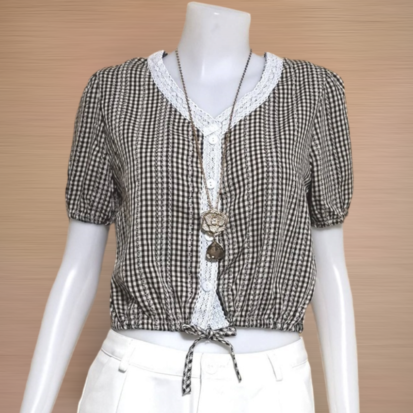 Blouse4007 เสื้อลายสก็อตทรงน่ารัก กระดุมผ่าหน้าแต่งลูกไม้ ชายรูดผูกเก๋ๆ ผ้าโพลีเนื้อดีเรียบสวยไม่ยับง่าย งานน่ารัก แมทช์กับอะไรก็เข้า