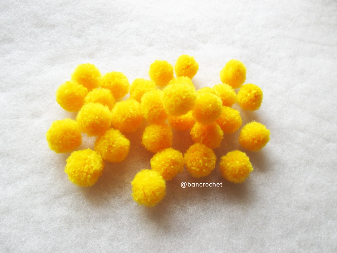 ปอมปอมไหมพรม ขนาด 2.5-3 ซม pom poms crochet เหลืองเข้ม 2.3-3 ซม.