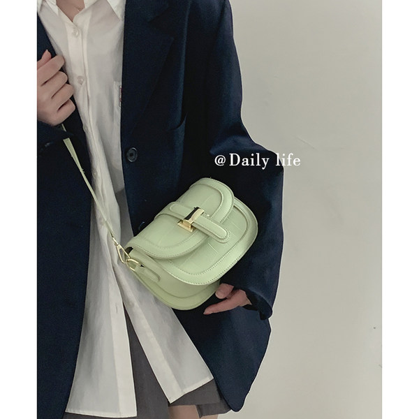 กระเป๋าสะพายข้างผู้หญิง กระเป๋าสะพายสไตล์เกาหลี By Japanese フェンディ authentic bag