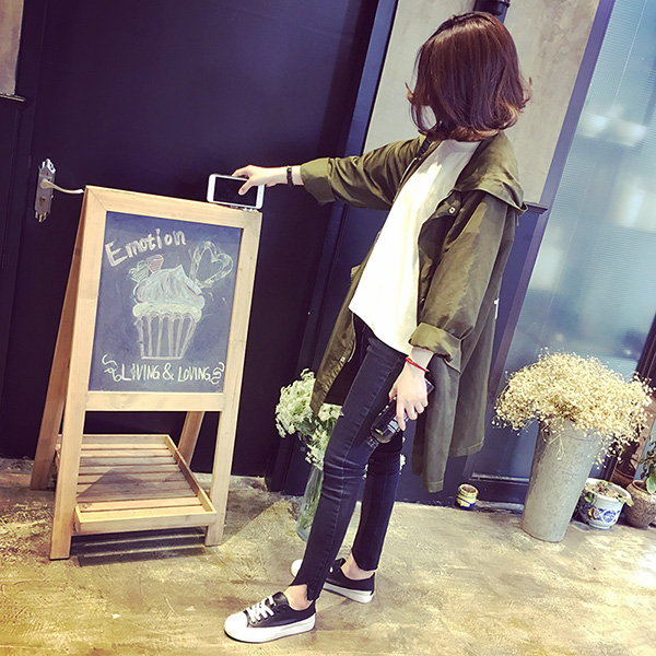 เสื้อคลุมสไตล์เกาหลี สีเขียวทหาร ทรงสวย ผ้าร่มเนื้อเรียบ ไม่หนา ใส่คลุมกำลังดี เท่ๆ พร้อมส่งเลยจ้า สีเขียวทหาร