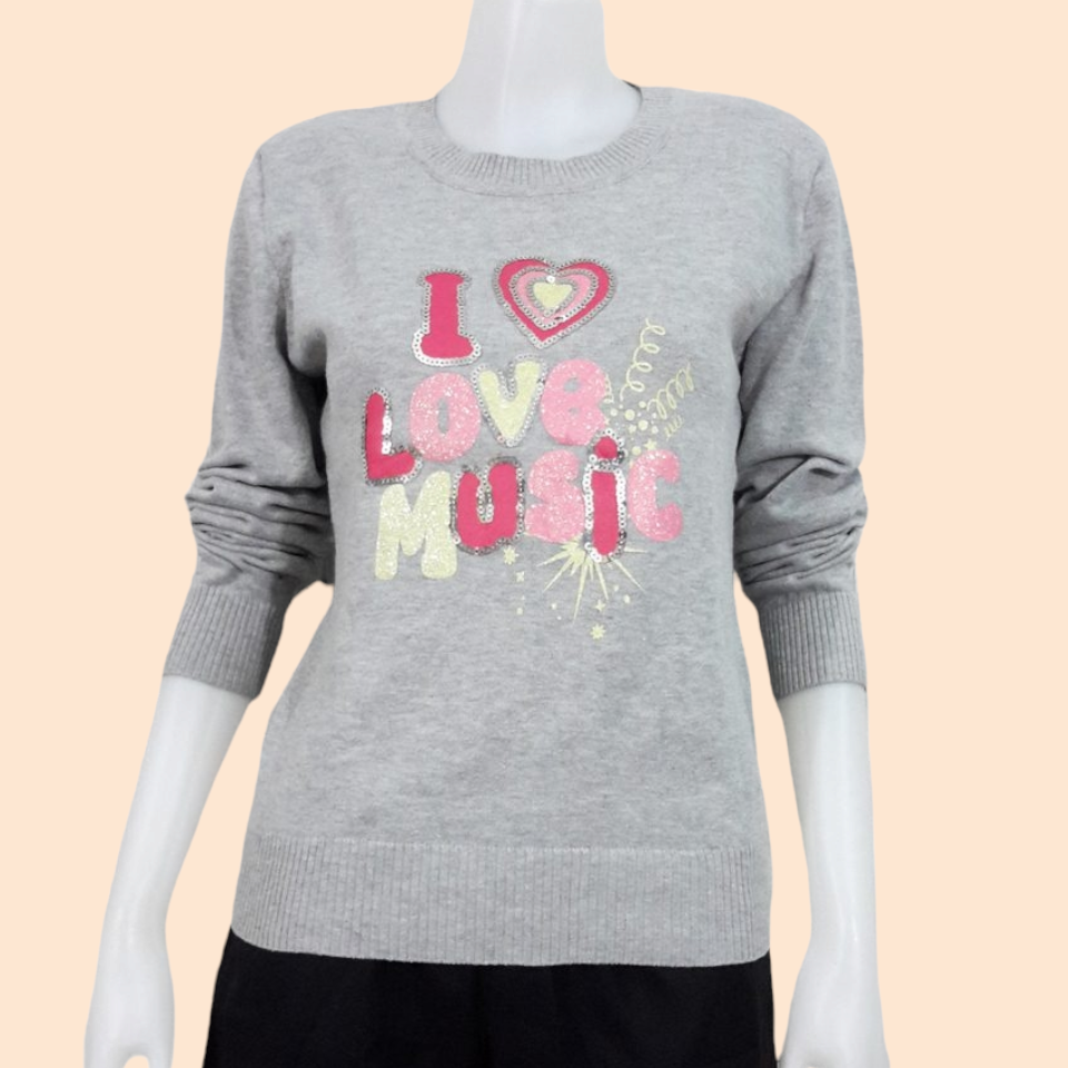 Blouse3549 2nd hand clothes เสื้อไหมพรมเนื้อแน่น(เนื้อหนาปานกลาง) แขนยาว คอกลม อกแต่งตัวอักษรสีหวาน สีพื้นเทาอ่อน