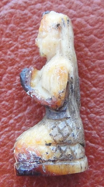 นางกวักพนมมือ